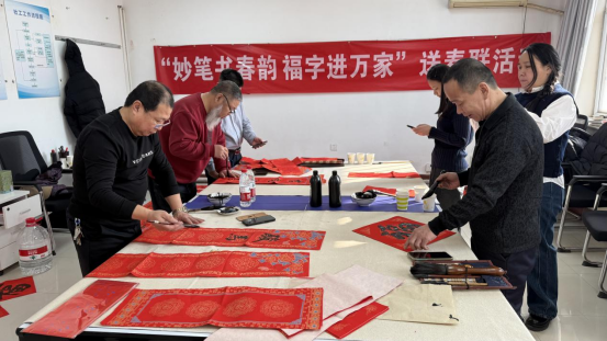 【津彩武清·书香运河】一馆一品｜“津墨书韵”武清区图书馆王庆坨分馆举办“妙笔书春韵 福字进万家”送春联活动138.png